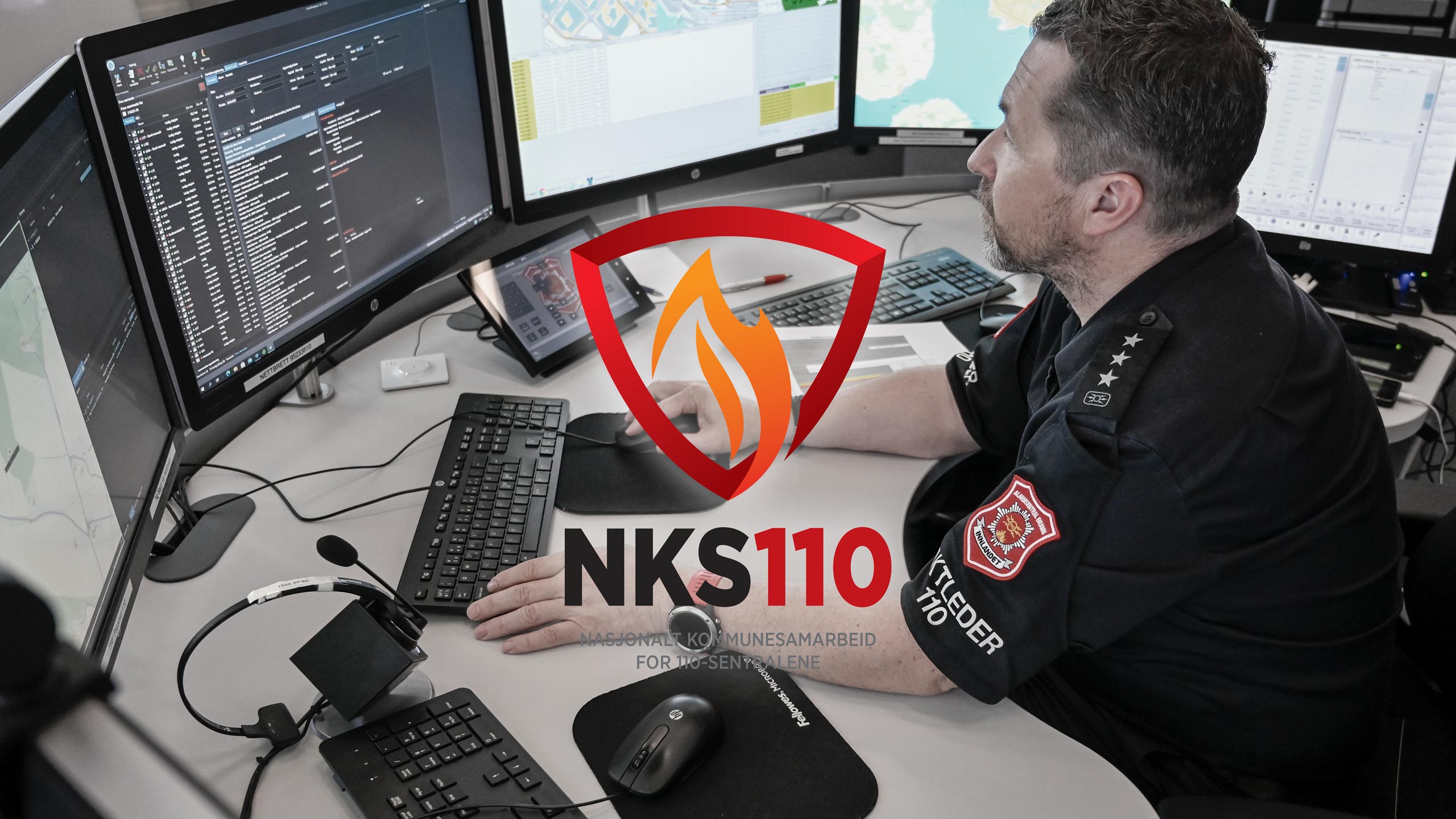 Reklamebilde fra 110 sentralen innlandet. Person sitter foran skjermer og følger med på aktivitet